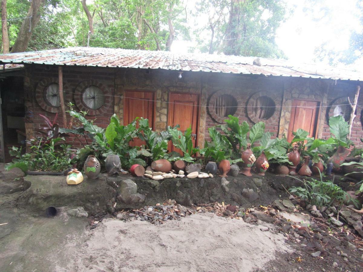 Hostal Eco-Lodge La Chiponga Santo Domingo Exterior photo